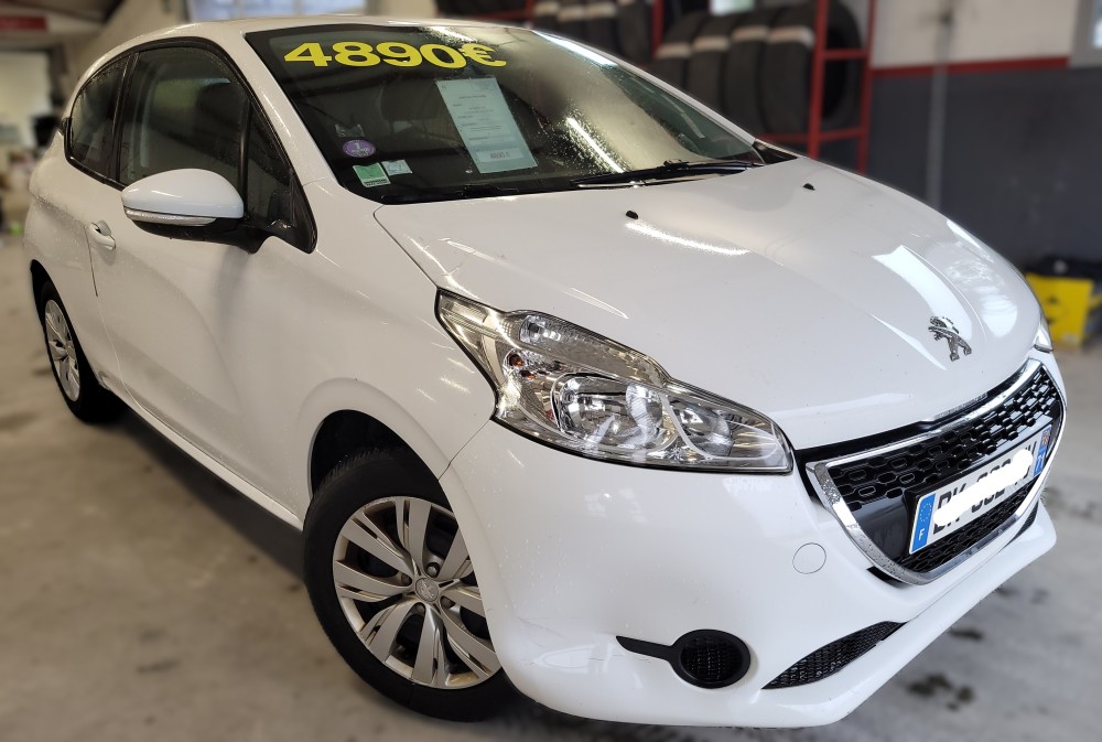 PEUGEOT 208 ESSENCE 1.2 BLANCHE DE 2014 - AU GARAGE AUTOMOBILES DU CHATEAU A PIERRE DE BRESSE - AGENCE PEUGEOT